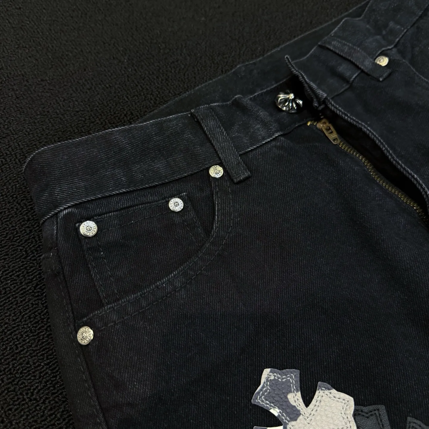 P280 Style number: D362 Chrome Hearts CH Chrome Hearts New York limited edition patchwork leather straight jeans Size: 28 30 32 34 36 (S-XXL) Color: Black Exudes uninhibited personality and unique charm. Every wear and tear is carefully designed to present a unique artistic feel. Imported denim fabric is selected, and after ultra-heavy industrial washing and destruction treatment, the trousers show a super cool effect on the upper body. This is not only a pair of jeans, but also an expression of attitude. With its unique design concept and ultimate pursuit of details, Croxin breaks traditional boundaries and defines the jeans trend in the new era. The trousers are made of double-layer woven fabric and matched with customized hardware, showing an incomparably beautiful and unique style, making every wearer the focus of fashion. Imported denim fabric, super heavy-duty washed and damaged, the upper body is super cool! Customized hardware, incomparably good-looking model. The production process is difficult. It has a high-street feel. Size reference: Pants length 100 102 104 106 106 Waist 72 76 80 84 88 Recommended weight S (about 110 pounds) M (about 140 pounds) L (about 140 pounds) XL (about 165) XXL (about 185)